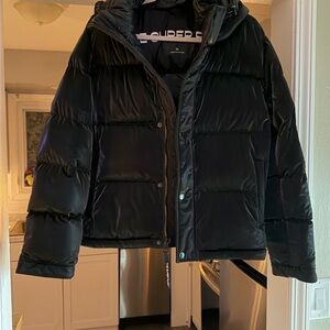 aritzia super puff short glossy Black Puffer Jacket size medium like new